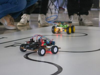 Estudiantes de UPQ construyen vehículos eléctricos autónomos a escala