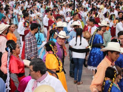 Regresa la coreografía monumental de huapango al Centro Histórico de Querétaro
