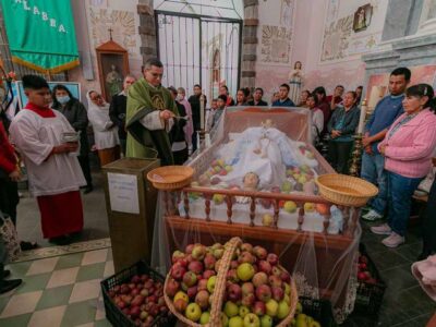 Celebran bendición de las manzanas en Tequisquiapan