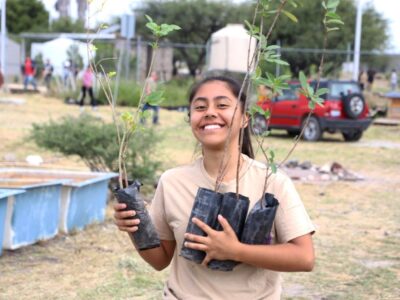 Realizan jóvenes voluntarios jornada de reforestación en la UTEQ