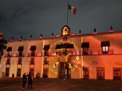 Iluminan edificios y lugares emblemáticos de Querétaro con motivo el Bicentenario de la Fundación del H. Colegio Militar
