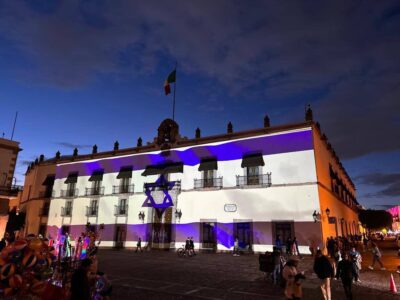 La Casa de la Corregidora se iluminó en llamado a la paz