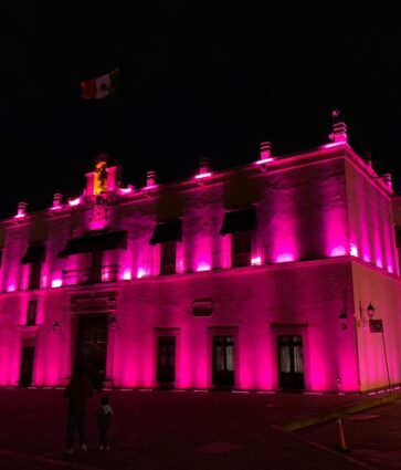Se pinta de rosa Palacio de Gobierno en el marco del Día Internacional del Cáncer de Mama