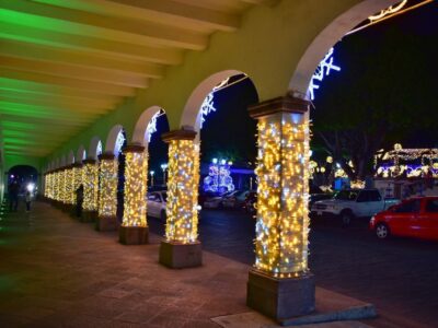 Más de mil 100 adornos luminosos navideños decoran Corregidora