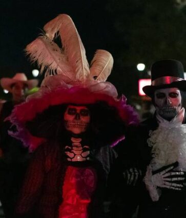 Originales disfraces llenaron las calles de San Juan del Río con «La marcha de los muertos»