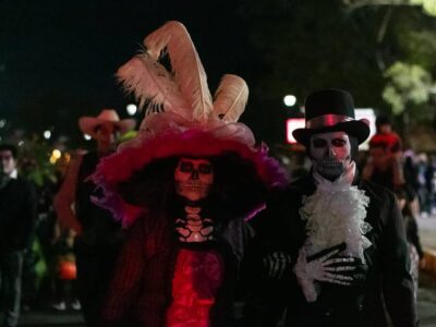 Originales disfraces llenaron las calles de San Juan del Río con «La marcha de los muertos»