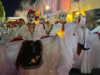 Deslumbra desfile de Catrinas y Catrines en Querétaro