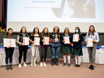 Alumnas de bachillerato colaboran en UPQ con proyectos STEM