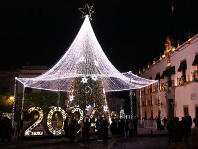 Alumbra iluminación navideña el Centro Histórico