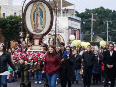 Hacen tradicional peregrinación de Los Farolitos en San Juan del Río