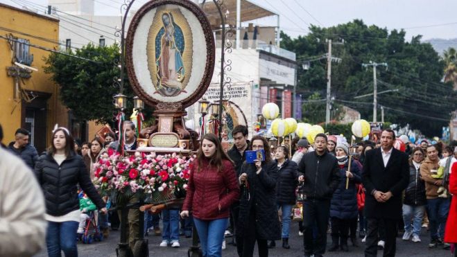 Hacen tradicional peregrinación de Los Farolitos en San Juan del Río