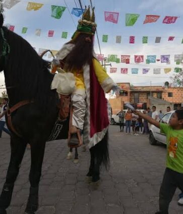 Inicia Caravana de los Reyes Magos en Tequisquiapan