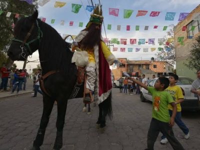 Inicia Caravana de los Reyes Magos en Tequisquiapan