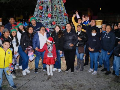Alcalde Roberto Cabrera y su esposa, Gina Sánchez, llevan Rosca de Reyes a La Valla