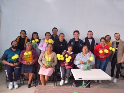 Imparte IQM taller de producción de flores y bisutería en el municipio de Colón