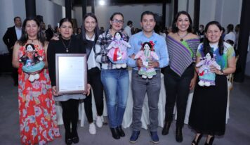 Registran a muñeca Pueblito ante el IMPI e inauguran sala inmersiva en Corregidora