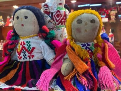 Recibe museo de Amealco donación de muñecas