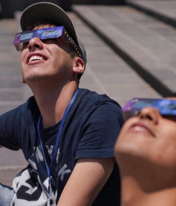 Cerca de 800 personas observaron el eclipse solar en la UAQ