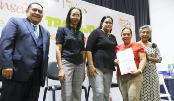 Reconocen a docentes de San Juan del Río por su trayectoria